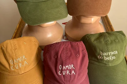 Divulgação / Divulgação Coleção de bonés que misturam poesia, solidariedade e arte.<!-- NICAID(16184698) -->