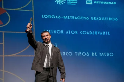 23/08/2025 - 53Âº Festival de Cinema de Gramado - Melhor Ator Coadjuvante XamÃ£, por "Cinco Tipos de Medo" / Foto oficial: Cleiton Thiele/Ag.Pressphoto<!-- NICAID(16109781) -->