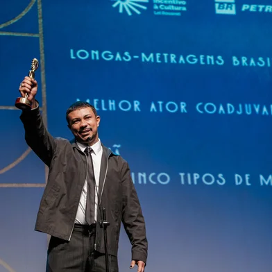 23/08/2025 - 53Âº Festival de Cinema de Gramado - Melhor Ator Coadjuvante XamÃ£, por "Cinco Tipos de Medo" / Foto oficial: Cleiton Thiele/Ag.Pressphoto<!-- NICAID(16109781) -->