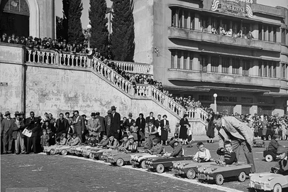 Sensacional “corrida” de carrinhos infantis na Rua Sinimbu, defronte à Catedral Diocesana, por volta de 1955. A prova reuniu cerca de 15 participantes, que percorreram um circuito delimitado entre a Dr. Montaury e a Marquês do Herval - tudo com transmissão ao vivo pela Rádio Caxias, tendo ao microfone o inesquecível Osvaldo de Assis. Prova também foi filmada e integra o acervo da Rádio Caxias, conforme frames.<!-- NICAID(16385041) -->