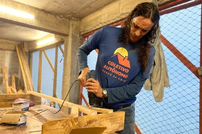 voluntários confeccionam rodos de madeira. <!-- NICAID(15773973) -->
