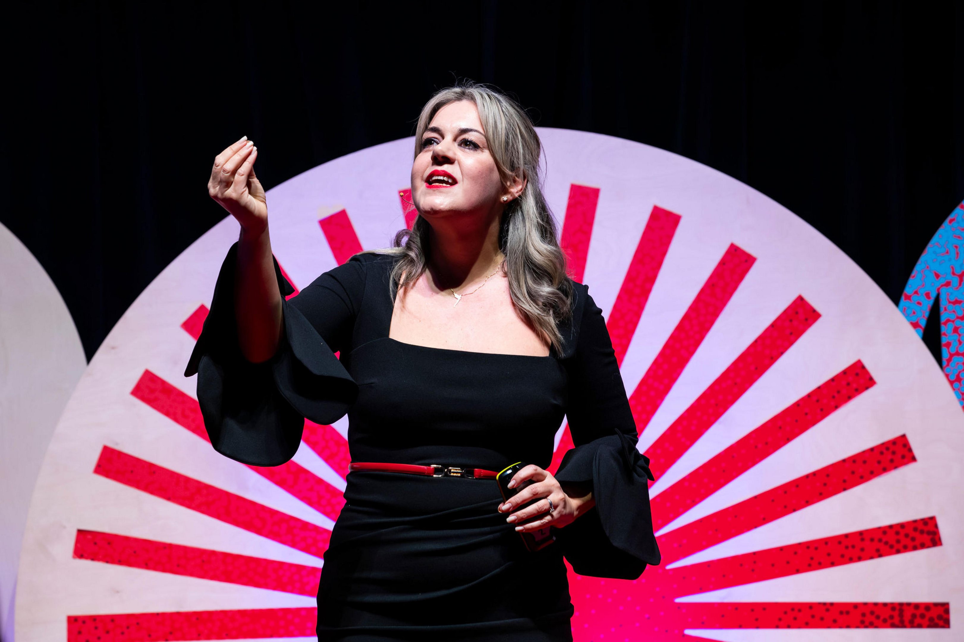 Cantora do RS vence competi&ccedil;&atilde;o global do TED em Londres e chega a um dos palcos mais influentes do mundo