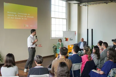 PORTO ALEGRE, RS, BRASIL, 19.09.2024 - Governador Eduardo Leite participa de workshop que marca o início do processo de reflexão estratégica da educação no Rio Grande do Sul após a catástrofe climática. O encontro ocorreu no Instituto de Educação Flores da Cunha, em Porto Alegre.<!-- NICAID(15870956) -->
