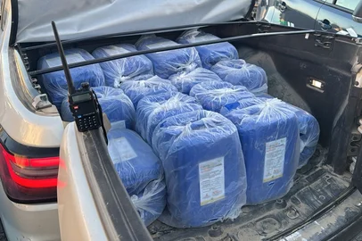Divulgação / Receita Federal Receita Federal apreende 800 litros de agrotóxicos ilegais e prende casal na BR-116, em Pelotas