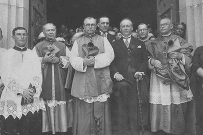 Sagração de Dom José Barea na Catedral Diocesana de Caxias do Sul, em 19/01/1936. Ele está no centro da imagem, cercado de demais religiosos. O registro faz parte do projeto Minha, Nossa História - A sua história faz parte da nossa!. <!-- NICAID(12641358) -->