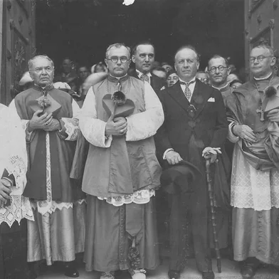Sagração de Dom José Barea na Catedral Diocesana de Caxias do Sul, em 19/01/1936. Ele está no centro da imagem, cercado de demais religiosos. O registro faz parte do projeto Minha, Nossa História - A sua história faz parte da nossa!. <!-- NICAID(12641358) -->