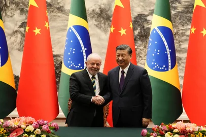 Chinese President Xi Jinping (R) and Brazil's President Luiz Inacio Lula da Silva shake hands after a signing ceremony at the Great Hall of the People in Beijing on April 14, 2023. (Photo by Ken Ishii / POOL / AFP)<!-- NICAID(15402506) -->