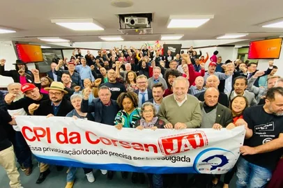 Nesta terça-feira (1º), parlamentares e sindicalistas se reuniram em plenária na Assembleia Legislativa para traçar uma estratégia. Os deputados de PT, PCdoB e PSOL consideram que os argumentos apresentados no voto da conselheira-substituta Ana Moraes, relatora da venda da Corsan no TCE, representam um "fato novo" sobre a privatização.<!-- NICAID(15498011) -->