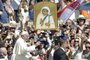 Pope Francis (C) waves to faithful as he leaves after a Holy Mass and canonisation of Mother Teresa of Kolkata, on Saint Peter's Square in the Vatican, on September 4, 2016.Mother Teresa, the nun whose work with the dying and destitute of Kolkata made her a global icon of Christian charity, was made a saint on September 4, 2016. Her elevation to Roman Catholicism's celestial pantheon came in a canonisation mass in St Peter's square in the Vatican that was presided over by Pope Francis in the presence of 100,000 pilgrims.  / AFP PHOTO / ANDREAS SOLAROEditoria: RELLocal: Vatican CityIndexador: ANDREAS SOLAROSecao: popeFonte: AFPFotógrafo: STF<!-- NICAID(12420484) -->