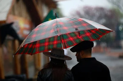 Porto Alegre, RS, Brasil, 03/09/2023 - Primeiro domingo de acampamento farroupilha com chuva e pouco movimento. - Foto: Jonathan Heckler/Agência RBS<!-- NICAID(15530018) -->