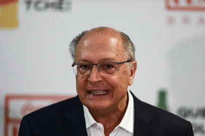 Porto Alegre, RS, Brasil, 09-05-2025: O presidente Geraldo Alckmin e o governador Eduardo Leite durante coletiva de imprensa em ato na fábrica da Coca Cola. Foto: Renan Mattos / Agência RBS<!-- NICAID(16033812) -->