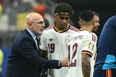 Spain's head coach Luis de la Fuente talks to his forward #19 Lamine Yamal at the first half hydration break during the 2026 World Cup round of 16 football match between Portugal and Spain at the Dallas Stadium in Arlington on July 6, 2026. (Photo by Paul ELLIS / AFP)Editoria: SPOLocal: ArlingtonIndexador: PAUL ELLISSecao: soccerFonte: AFPFotógrafo: STF<!-- NICAID(16324609) -->
