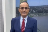 O jornalista e apresentador Ayres Rocha morreu aos 62 anos, em Rio Branco, nesta quarta-feira (14). Um dos rostos mais conhecidos da televisão acreana, ele foi âncora do Jornal do Acre 2ª Edição (JAC2), da Rede Amazônica, por 30 anos, e conquistou o carinho do público com seu jeito sereno de apresentar as notícias.<!-- NICAID(16387021) -->