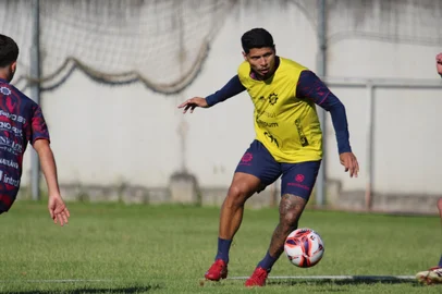 O Caxias confirmou na manhã desta sexta-feira (28) mais um dos reforços que já estão fazendo parte da pré-temporada do clube para 2026. Trata-se do atacante Jeam, 31 anos. O atacante é o terceiro atleta anunciado para o próximo ano.<!-- NICAID(16176415) -->