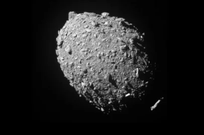 Em 26 de setembro de 2022, o DART impactou o asteroide lunar Dimorphos, um pequeno corpo com apenas 530 pés (160 metros) de diâmetro. Ele orbita um asteroide maior, de 2.560 pés (780 metros), chamado Didymos.Crédito: NASA / Divulgação<!-- NICAID(15856748) -->