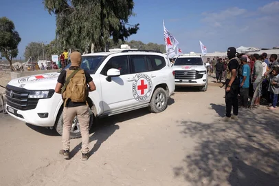 Vehicles of the International Committee of the Red Cross (ICRC) arrive in the south of Deir el-Balah in the central Gaza Strip to receive the second batch of hostages expected to be released, on October 13, 2025. (Photo by Bashar TALEB / AFP)Editoria: WARLocal: Deir el-BalahIndexador: BASHAR TALEBSecao: conflict (general)Fonte: AFPFotógrafo: STR<!-- NICAID(16144624) -->