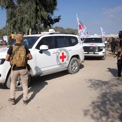 Vehicles of the International Committee of the Red Cross (ICRC) arrive in the south of Deir el-Balah in the central Gaza Strip to receive the second batch of hostages expected to be released, on October 13, 2025. (Photo by Bashar TALEB / AFP)Editoria: WARLocal: Deir el-BalahIndexador: BASHAR TALEBSecao: conflict (general)Fonte: AFPFotógrafo: STR<!-- NICAID(16144624) -->