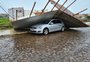 Temporal com vento forte causa destelhamentos e queda de árvores em Santa Maria