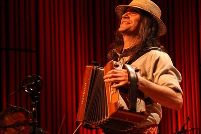 O município de Gramado é sempre o destino de turistas em qualquer época do ano. Mas quem gosta de música erudita, terá um motivo ainda mais especial para visitar a cidade. Isso porque, a famosa Rua Coberta será palco da apresentação "A Grande Música em Concertos" no dia 24 de janeiro, a partir das 20h.O projeto contará com a soprano Lírica Paola Bes, com o pianista Eduardo Knob e a participação especial de Renato Borghetti com Tamboreiros africanistas locais _ selecionados pelo diretor artístico e musical de Duda Gomes. Com duração de 60 minutos e serviço de intérprete de libras e audiodescrição, o espetáculo contará com obras de Georges Bizet, Giuseppe Verdi e Jules Massenet.<!-- NICAID(15654269) -->