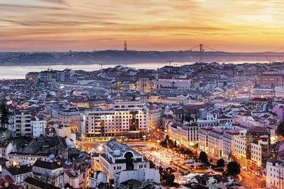 Panorama de Lisboa, Portugal, à noite.<!-- NICAID(16081748) -->