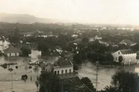 São Sebastião do Caí. Casa Alceu Masson aparece na extrema direita desta fotografia da enchente de1928 sobre a rua Primeiro de Maio. Acervo do jornal O Município, da família deLuciana Kruse Bohn.<!-- NICAID(16030065) -->