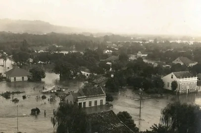 São Sebastião do Caí. Casa Alceu Masson aparece na extrema direita desta fotografia da enchente de1928 sobre a rua Primeiro de Maio. Acervo do jornal O Município, da família deLuciana Kruse Bohn.<!-- NICAID(16030065) -->