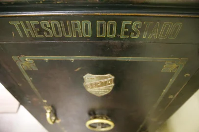PORTO ALEGRE, RS, BRASIL, 18-06-2013 : Imagens para a reportagem especial sobre a história da dívida pública do Estado do Rio Grande do Sul. Na foto, títulos antigos reunidos no Tesouro da Secretaria Estadual da Fazenda. (Foto: BRUNO ALENCASTRO/Agência RBS, Editoria Política)<!-- NICAID(9489888) -->