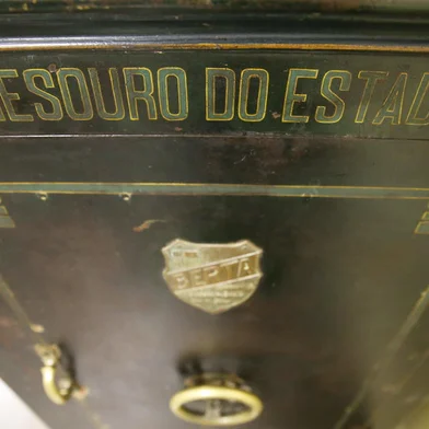 PORTO ALEGRE, RS, BRASIL, 18-06-2013 : Imagens para a reportagem especial sobre a história da dívida pública do Estado do Rio Grande do Sul. Na foto, títulos antigos reunidos no Tesouro da Secretaria Estadual da Fazenda. (Foto: BRUNO ALENCASTRO/Agência RBS, Editoria Política)<!-- NICAID(9489888) -->