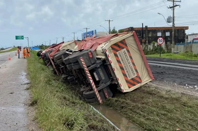 Igor Islabão / Agencia RBS Carreta sai da pista e derruba carga de fertilizantes na BR-116 em Pelotas<!-- NICAID(16382995) -->