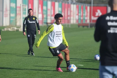 Treino do Inter na tarde desta sexta-feira (25/6) no CT Parque Gigante. Na foto, o lateral-esquerdo Paulo Victor.<!-- NICAID(14818631) -->