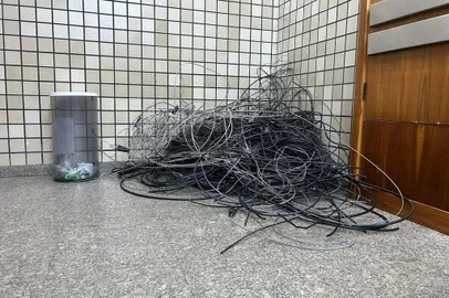 Fios cortados pelo prefeito Sebastião Melo<!-- NICAID(15645708) -->