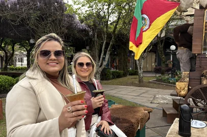 Festival Gaúchos, evento turístico de tradicionalismo em Gramado, na Região das Hortênsias. Na foto: servidora pública Rayane Silva e a assistente administrativa Simone Neves.<!-- NICAID(16128776) -->