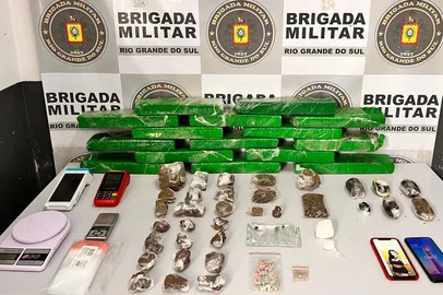 Casal é preso com mais de 18 quilos de drogas no bairro Salgado Filho, em Caxias do Sul<!-- NICAID(16242171) -->