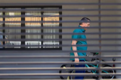 Bolsonaro apareceu na manhã seguinte ao voto de Fux que o absolveuDF - BOLSONARO/STF/JULGAMENTO/RESIDÊNCIA/ACENO - POLÍTICA - O ex-presidente Jair Messias Bolsonaro fez uma aparição de cerca de 20 minutos nesta quinta-feira, 11 de setembro de 2025, no quintal da casa onde cumpre prisão domiciliar, em Brasília (DF). A Primeira Turma do Supremo Tribunal Federal (STF) pode formar maioria hoje para condená-lo na ação que apura tentativa de golpe de estado. Bolsonaro evitou responder perguntas sobre o ministro Luiz Fux, que ontem votou por absolvê-lo. 11/09/2025 - Foto: WILTON JUNIOR/ESTADÃO CONTEÚDOEditoria: POLÍTICALocal: BRASÍLIAIndexador: WILTON JUNIORFonte: ESTADAO CONTEUDOFotógrafo: ESTADÃO CONTEÚDO<!-- NICAID(16122224) -->