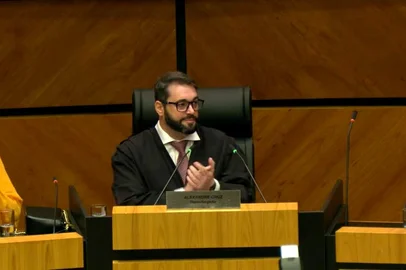 A nova Administração do Tribunal Regional do Trabalho da 4ª Região (RS)  tomará posse nesta sexta-feira (5/12), às 17h, em solenidade no Plenário Milton Varela Dutra (Av. Praia de Belas, nº 1.100, Menino Deus, Porto Alegre).O evento será transmitido ao vivo pelo canal do TRT-RS no YoutubeAbre em nova aba.A gestão do biênio 2025/2027 será liderada pelos desembargadores Alexandre Corrêa da Cruz (presidente), Cláudio Antônio Cassou Barbosa (vice-presidente institucional e de atuação em demandas coletivas), Fernando Luiz de Moura Cassal (vice-presidente jurisdicional) e Maria Madalena Telesca (corregedora regional). A desembargadora Maria Silvana Rotta Tedesco e o desembargador Ricardo Carvalho Fraga assumirão, respectivamente, a Direção e a Vice-Direção da Escola Judicial.