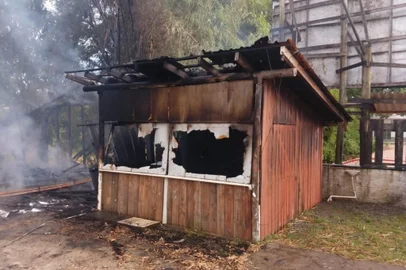 Incêndio destrói casa que seria de Francisco Wanderley Luiz, conhecido como “Tiu França”, localizada em Rio do Sul<!-- NICAID(15915295) -->