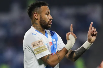 Hilal's Brazilian forward #10 Neymar speaks to teammates during the Saudi Pro League football match between Damac FC and Al-Hilal SFC at Prince Sultan bin Abdul Aziz Stadium in Abha on September 21, 2023. (Photo by AFP)Editoria: SPOLocal: AbhaIndexador: -Secao: soccerFonte: AFPFotógrafo: STR<!-- NICAID(15550238) -->