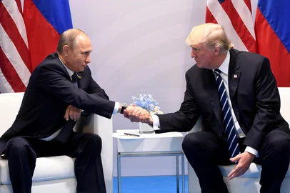 US President Donald Trump and Russia's President Vladimir Putin shake hands during a meeting on the sidelines of the G20 Summit in Hamburg, Germany, on July 7, 2017. / AFP PHOTO / SAUL LOEBEditoria: POLLocal: HamburgIndexador: SAUL LOEBSecao: diplomacyFonte: AFPFotógrafo: STF<!-- NICAID(13018463) -->