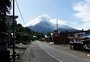 Vulcão entra em erupção na Indonésia e provoca cancelamento de voos