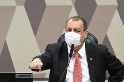 Omar Aziz critica desfile de blindados e chama ato de "cena patética"<!-- NICAID(14858724) -->