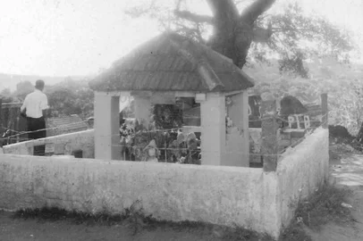 Foto de 1964.Capelinha em homenagem a Maria Francelina Trenes, imortalizada como Maria Degolada ou Maria da Conceição, que teria sido morta em 1899.O local onde Maria foi morta, próximo a uma pedreira e a uma grande figueira, ficou conhecido como Maria Degolada. Anos mais tarde, construiu-se um pequeno santuário, que recebe flores e placas em agradecimento às graças concedidas. #envelope: 30925*OBS CDI: foto digitalizada a partir do contato/catolina. Negativo original não está mais disponível.<!-- NICAID(9689298) -->