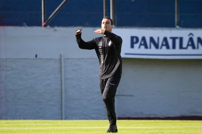 Júnior Rocha, técnico do Caxias para a Série C 2025.<!-- NICAID(16039222) -->