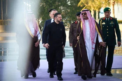 In this handout photograph taken and released by the Ukrainian Presidential Press Service on March 10, 2025, Ukraine's President Volodymyr Zelensky (C-L) is welcomed by Deputy Governor of Makkah Region Prince Saud bin Mishal bin Abdulaziz (C-R) upon his arrival to Jeddah for talks between Ukrainian officials, Saudi and US representatives. (Photo by Handout / UKRAINIAN PRESIDENTIAL PRESS SERVICE / AFP) / RESTRICTED TO EDITORIAL USE - MANDATORY CREDIT "AFP PHOTO / UKRAINIAN PRESIDENTIAL PRESS SERVICE" - NO MARKETING NO ADVERTISING CAMPAIGNS - DISTRIBUTED AS A SERVICE TO CLIENTS / The erroneous mention[s] appearing in the metadata of this photo by Handout has been modified in AFP systems in the following manner: [Deputy Governor of Makkah Region Prince Saud bin Mishal bin Abdulaziz] instead of [Saudi deputy Mecca Governor Prince Badr bin Sultan bin Abdulaziz]. Please immediately remove the erroneous mention[s] from all your online services and delete it (them) from your servers. If you have been authorized by AFP to distribute it (them) to third parties, please ensure that the same actions are carried out by them. Failure to promptly comply with these instructions will entail liability on your part for any continued or post notification usage. Therefore we thank you very much for all your attention and prompt action. We are sorry for the inconvenience this notification may cause and remain at your disposal for any further information you may require.Editoria: WARLocal: JeddahIndexador: HANDOUTSecao: armed conflictFonte: UKRAINIAN PRESIDENTIAL PRESS SERFotógrafo: Handout<!-- NICAID(15992450) -->