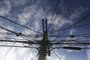 PORTO ALEGRE, RS, BRASIL,  27/09/2021- O problema do emaranhado dos fios de luz e telefonia nos postes de POA, que a CEEE quer resolver. Fotos na Azenha.  Foto: Lauro Alves / Agencia RBS<!-- NICAID(14900158) -->