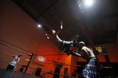 Porto Alegre, RS, Brasil, 27/10/2022 - Organizado pela Evolution Wrestling Force (EWF), evento "Just Fight X" foi realizado no Ringue, no dia 8 de outubro. Na imagem, Dano Cerebral vs Tyrus Kid. - Foto: Lauro Alves/Agência RBS<!-- NICAID(15247261) -->