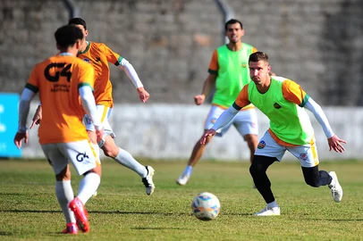 VERANÓPOLIS, RS, BRASIL, 10/07/2025. Treino do Veranópolis no estádio Antônio David Farina. O VEC está disputando Campeonato Gaúcho Série A2, Divisão de Acesso. Na foto, volante Renan Metz (D). (Porthus Junior/Agência RBS)<!-- NICAID(16078434) -->