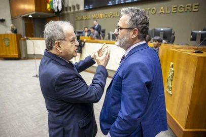 Sessão ordinária - Movimentação de Plenário. Na imagem os vereadores Idenir Cecchim e Roberto Robaina (Foto: Fernando Antunes/CMPA - Uso público, resguardado o crédito obrigatório) <!-- NICAID(16370653) -->