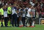 Final da Copa do Brasil tem rojões no campo, invasão e briga entre jogadores