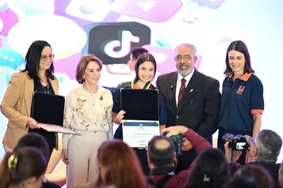 Programa Jovem Senador 2026 - Cerimônia de diplomação14ª Edição do Programa Jovem Senador 2026.Cerimônia de diplomação dos vencedores do 14º Concurso de Redação do Programa Jovem Senador, no Salão Negro do Congresso Nacional.O tema de 2026 é "Democracia nas redes sociais: como construir um debate saudável", incentivando a educação midiática, o combate à desinformação e ao discurso de ódio e conta com a participação de estudantes de todo o país, oriundos da rede pública de ensino.Participam:professora Lizete Barcelos da Silva (RS);jovem senadora Lara Schuquel Dauinheimer (RS);presidente do Conselho do Projeto Jovem Senador, senador Paulo Paim (PT-RS);diretora da Secretaria de Comunicação Social (Secom), Glauciene Diniz Lara.Foto: Edilson Rodrigues/Agência Senado<!-- NICAID(16347645) -->
