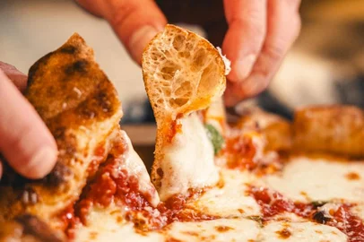 Após uma pausa de seis meses, a Forneria Benatti retomou as atividades em Caxias, desta vez focada na pizza clássica italiana _ antes, o empreendimento oferecia, além das pizzas, pães, croissants e outros produtos artesanais. A Forneria continua no mesmo endereço, na Rua Marquês do Herval, 404, e tem à frente Heitor Benatt.<!-- NICAID(16348054) -->
